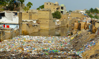 1990s: The sanitation mechanism and system completely broke down in Karachi in the 1990s. On most occasions garbage dumps continued to grow as the city went to war with itself on ethnic grounds. (Photo: Yar-e-Diyar)