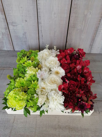 イタリア国旗の緑と白と赤の花で作成のボックスフラワーアレンジメント。イタリア料理店の開店御祝などに。