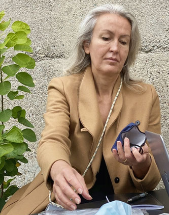 Empa-Forscherin Claudia Som koordiniert das interdisziplinäre Team, das ökologische Faktoren von Corona-Masken analysiert. Foto: Empa