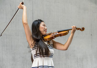 Irina Pak spielt an der Empa in Dübendorf zum ersten Mal auf der «Caspar Hauser II». 