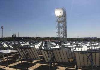 Der Solarturm vom Forschungszentrum IMDEA Energy in Móstoles, Madrid: Das Spiegelfeld konzentriert Sonnenlicht auf die Spitze des Solarturms, wo die erzeugte Solarwärme für die Herstellung von synthetischen Treibstoffen genutzt wird. Bild: Synhelion