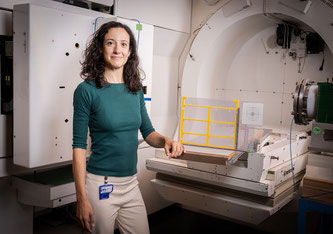 Serena Psoroulas mit der Versuchsanordnung in der Gantry 1, mit deren Hilfe sie das neue FLASH-Verfahren testet. Wenn sie Erfolg hat, trägt sie zur Weiterentwicklung der Protonentherapie bei. (Foto: Paul Scherrer Institut/Mahir Dzambegovic)