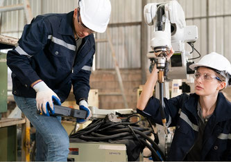 Kollaborative Robotik für industrielle Anwendungen – das steht im neu geförderten «Swiss Cobotics Competence Center» (S3C) in Biel im Zentrum. Bild: Envato 