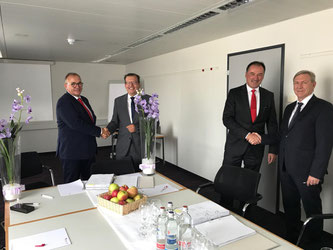 Claude Ambrosini (zweiter von links) vor zwei Jahren, anlässlich einer bedeutenden Vertragsunterzeichnung. Bildquelle: liebherr.com