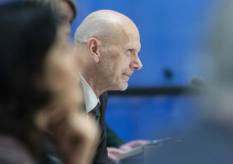 Daniel Koch an der Medienkonferenz (Bildquelle: SRF)