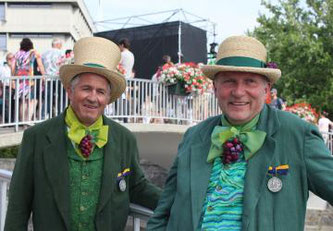 Silbermedaillen beim Fête des Vignerons für Yvan Regamey (links) und Gérald Vallélian © Tous droits réservés - Vignobles de l'Etat