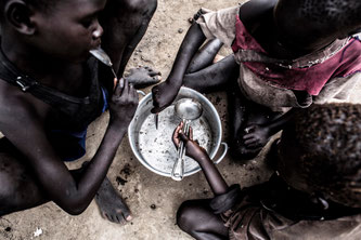 Kinder der Insel Bothoni im Südsudan essen ein Fischgericht. • © Andy Spyra / Welthungerhilfe