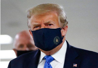 Donald Trump trug beim Besuch im Walter-Reed-Spital in Bethesda bei Washington eine blaue Gesichtsmaske mit dem Siegel des Präsidenten.