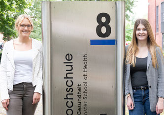 Verena Klausmeyer (l.) und Julia Berneisen haben eine Unterrichtskonzeption zum Thema Pränataldiagnostik entwickelt. (Foto: FH Münster/Anne Holtkötter)