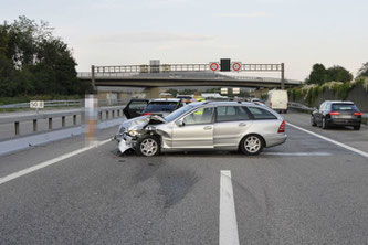 https://www.polizeiticker.ch/artikel/a1-bei-harkingen-ag-drei-personen-bei-auffahrkollision-verletzt-136246