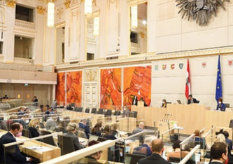 Vorsitz durch Bundesratspräsident Peter Raggl (ÖVP). Blick ins Plenum  © Parlamentsdirektion / Johannes Zinner