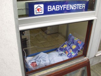 Verzweifelte Mutter hat Neugeborenes in Babyfenster gelegt. Bildquelle: Schweizerische Hilfe für Mutter und Kind