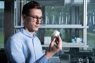 Paolo Testa, Erstautor der Studie, mit einem Modell der prinzipiellen Struktur des formerinnernden Materials (Foto: Paul Scherrer Institut/Mahir Dzambegovic)