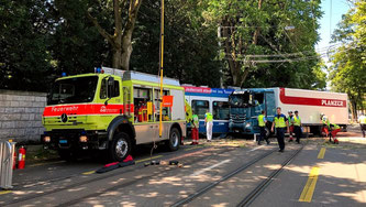 Nach der Kollision zwischen einem Tram und einem Lastwagen ist die Albisriederstrasse in Zürich blockiert.  SRF