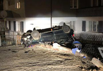 Verlieren der Herrschaft über ein Fahrzeug in Zollhaus, zwei Personen verletzt ©