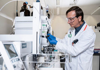 Michal Grzmil vom Zentrum für radiopharmazeutische Wissenschaften will die Behandlung von Tumoren durch neue Kombination von Wirkstoffen verbessern. Hier arbeitet er gerade an einer Apparatur für die sogenannte Hochleistungsflüssigkeitchromatografie