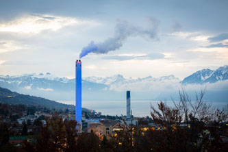 Blau angestrahlt bei Tag und Nacht: Kamin »Pierre-de-Plan«  Quelle: Copyright Kire Ivanov / slika.ch