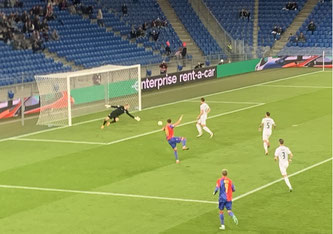 Stürmische Anfangsphase in Basel! Zeqiri verpasst diese Gelegenheit, nutzt aber die nächste zum 2:0. (Foto: R. Straumann)