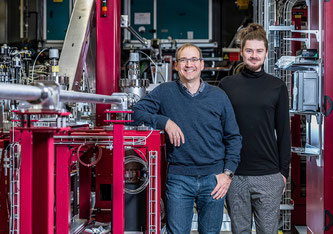 Jörg Standfuss (links) und Maximilian Wranik an der Experimentierstation Alvra des Schweizer Freie-Elektronen-Röntgenlasers SwissFEL, an der die Untersuchungen zur Photopharmakologie durchgeführt wurden. 