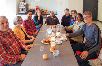 Fotolegende  Marlise Stampfli (zweite von links), Erika Weber (vierte von links), Astrid Epp (vierte von rechts) und Rita Hegglin (dritte von rechts) freuen sich über Gäste im Kontakt-Café des Pfarreizentrums St. Michael in Zug. Foto: Sabine Windlin