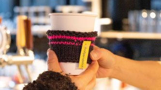 Mit selbstgestrickten Becherwärmern machten Pro Senectute und Alzheimer Schweiz im Januar auf Demenz und ihre Folgen im Alltag aufmerksam. • Bildquelle: obs/Pro Senectute/Marc Rubli