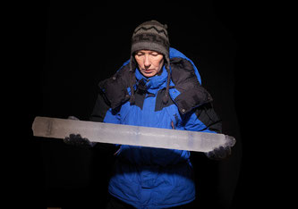 Expeditionsleiterin Margit Schwikowski mit einem Eisbohrkern (Foto: Scanderberg Sauer Photography)