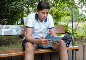 Peter, 15, wäre wegen mangelnder Unterstützung fast durch die Maschen gefallen, aber jetzt ist er wieder auf dem richtigen Weg und will Architektur studieren. © UNICEF/UNI361460/Highway Child