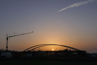 Die Stuttgarter Netzwerk-Bogenbrücke mit CFK-Hängern ist bereit zum Einschieben (Foto: L. Haspel, sbp Stuttgart) 