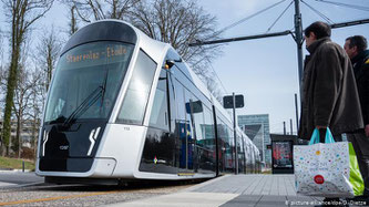 Als erstes Land der Welt werden ab heute für Bus, Bahn und Tram Tickets überflüssig.