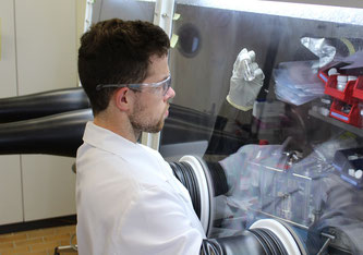 Maximilian Becker is researching water-soluble electrolytes for lithium-ion batteries at Empa's laboratories. Image: Empa