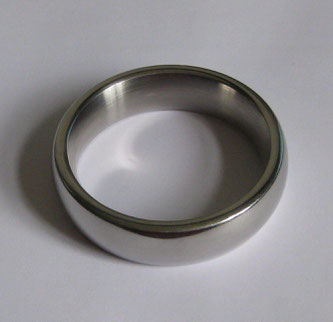 Kleiner Penisring, auch Cockring, aus Edelstahl Bildquelle: Wikipedia, 2xxxx2 • Public domain