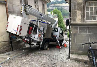 Eine Arbeitsmaschine mit Gelenksteiger rutscht in Freiburg im Stalden von seinen Stützfüssen ©