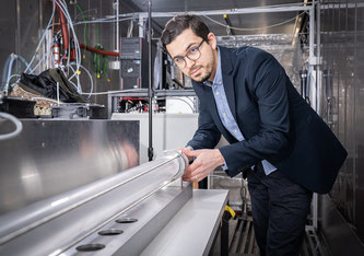 Houssni Lamkaddam, Forscher im Labor für Atmosphärenchemie des PSI, an der Versuchsapparatur (Foto: Paul Scherrer Institut/Mahir Dzambegovic)