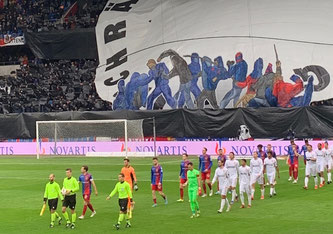 In der Super League rollt der Ball wieder. Choreo der Muttenzerkurve vor dem Spiel gegen Sion. (Foto: R. Straumann)