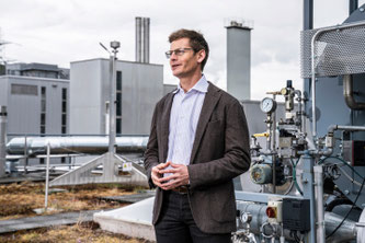 Tom Kober auf dem Forschungsareal des PSI (Foto: Paul Scherrer Institut/Markus Fischer)