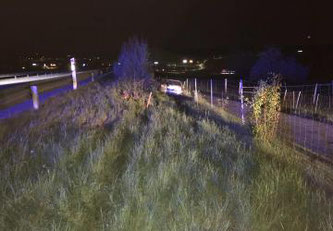 Ein Autofahrer ergreift nach einem Unfall auf der A12 bei Rossens die Flucht © 