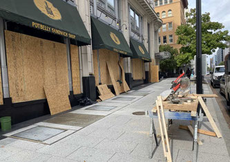 Mit Spanplatten verbarrikadierte Schaufenster im Zentrum von Washington (Fotó: Lukács Csaba/Magyar Hang)