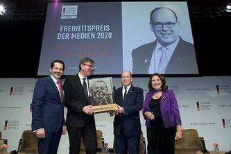 „Der Freiheitspreis der Medien" ging beim Ludwig-Erhard-Gipfel 2020 am Tegernsee an Fürst Albert II. von Monaco (2.v.r.) (Foto: WEIMER MEDIA GROUP). 