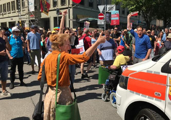 "Demo" einiger Uneinsichtigen in Bern (Bildquelle: SRF)