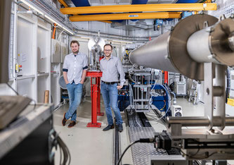 Johannes Ihli und Co-Autor Klaus Wakonig an der cSAXS-Strahllinie der Synchrotron Lichtquelle Schweiz SLS (Foto: Paul Scherrer Institut/Markus Fischer)