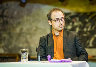 Arpad W.Tóta (43), ungarischer Publizist, erhielt 2003 den Pulitzer Preis. Er lebt in Budapest und publiziert in den noch existierenden freien Medien.