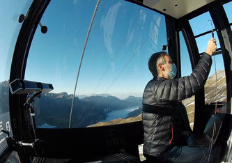 Aerodynamik in der Kabine: An den Fenstern misst ein Spezialist die Luftströme mit Hilfe von Luftdrucksensoren (Bild: Streamwise GmbH)