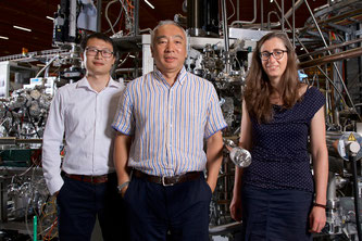 Die drei PSI-Forschenden Junzhang Ma, Ming Shi und Jasmin Jandke (von links) an der Synchrotron Lichtquelle Schweiz SLS, wo ihnen der Nachweis von Weyl-Fermionen in einem paramagnetischen Material gelang. (Foto: Paul Scherrer Institut/Markus Fischer)