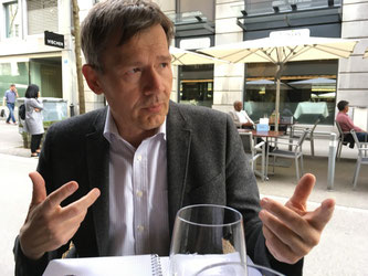 Christof Gasser im Gespräch, fotografiert von Urs Heinz Aerni