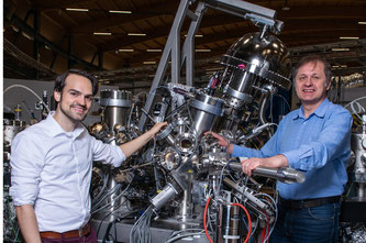 Niels Schröter (links) und Vladimir Strocov an ihrer Experimentierstation in der Synchrotron Lichtquelle Schweiz SLS des PSI. (Foto: Paul Scherrer Institut/Mahir Dzambegovic)