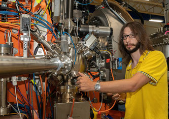 BNL-Wissenschaftler Jonathan Pelliciari hat im Rahmen seiner Doktorarbeit am PSI ein Barium-Eisen-Arsenid im Detail untersucht. (Foto: BNL/Jonathan Pelliciari)