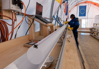 EU-Projekt "Beyond EPICA" : Ein frisch geborter Eiskern wird vermessen. Bild: PNRA/IPEV