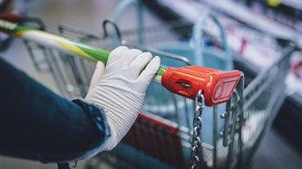 atexhandschuhe: Träger versprechen sich vom Tragen der Handschuhe einen Schutz vor Keimen. (Quelle: Eibner Europa/imago images)