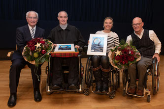 Von Links: Guido A. Zäch, Laudator, und Peter Lude, Ursula Schwaller und Heinz Frei, Laudator.  Bildquelle: Walter Eggenberger, Schweizer Paraplegiker-Stiftung