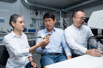 Laura Heyderman (links), Tian-Yun Huang (Mitte) und Jizhai Cui (Foto: Paul Scherrer Institut/Mahir Dzambegovic)